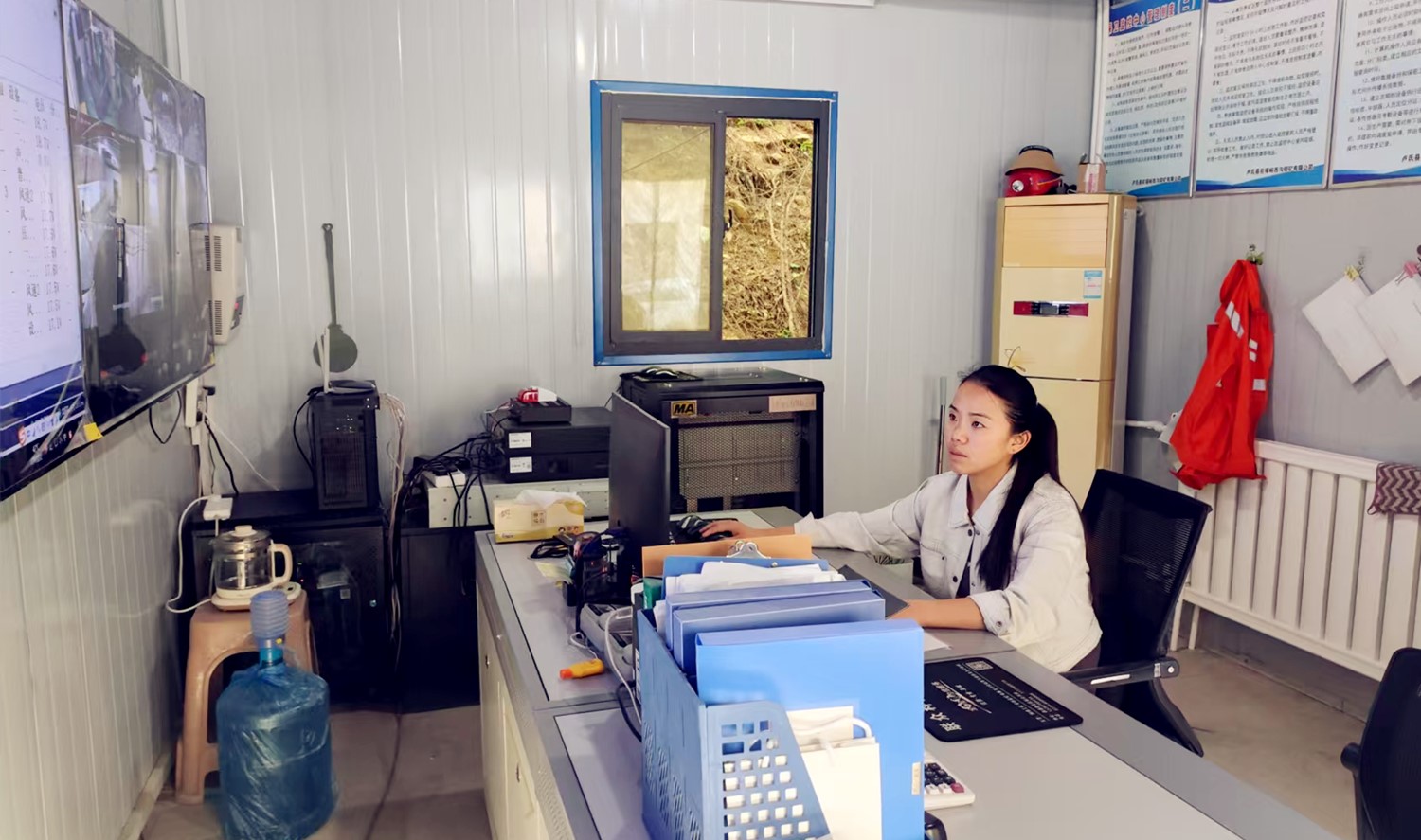 堅(jiān)守安全防線，綻放巾幗風(fēng)采｜記西溝鐵礦安全監(jiān)控員黃春玲